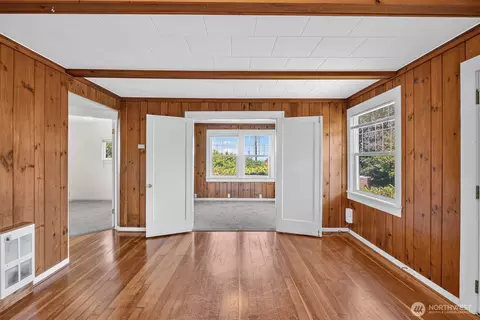 Living - 4417 Seahurst Ave, Everett, WA 98203 photo 4 of 4