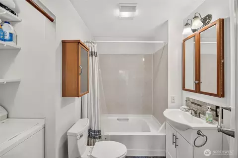 Bath - 4417 Seahurst Ave, Everett, WA 98203 photo 1 of 1