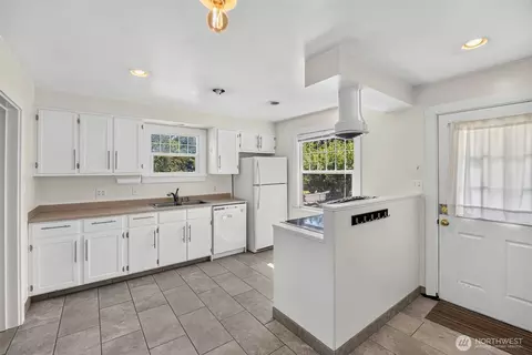 Kitchen - 4417 Seahurst Ave, Everett, WA 98203 photo 3 of 4