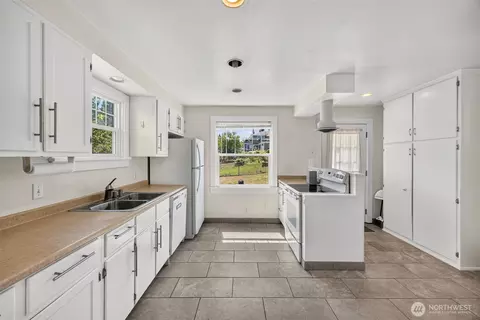 Kitchen - 4417 Seahurst Ave, Everett, WA 98203 photo 1 of 4