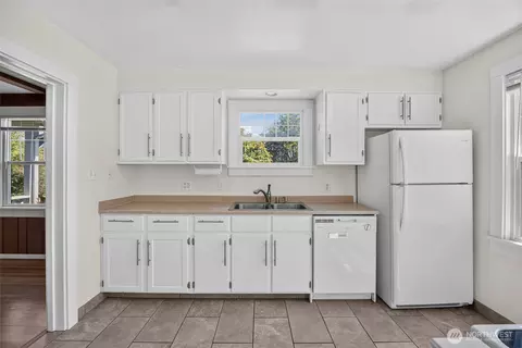 Kitchen - 4417 Seahurst Ave, Everett, WA 98203 photo 2 of 4