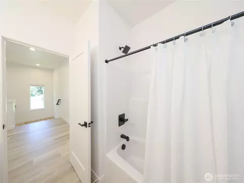 Bath - 3333 Nassau St #A, Everett, WA 98201 photo 6 of 8