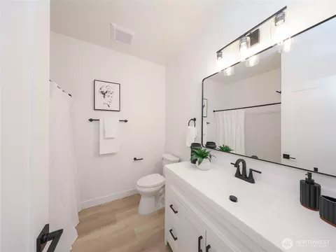 Bath - 3333 Nassau St #A, Everett, WA 98201 photo 4 of 8
