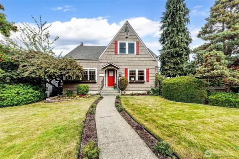 1221 E 2nd St, Port Angeles, WA 98362