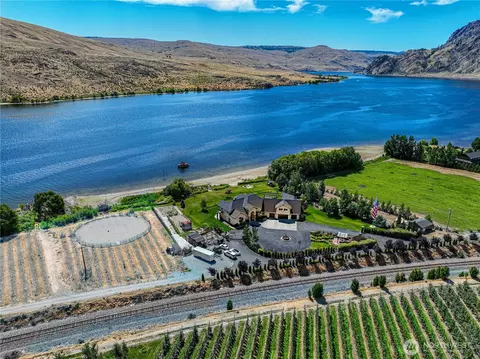 30 Stennes Point Rd, Pateros, WA 98846