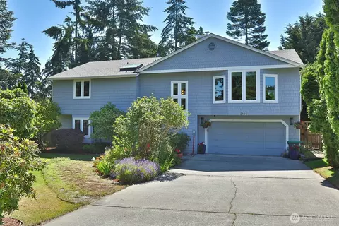 2130 Fairway Ln, Oak Harbor, WA 98277