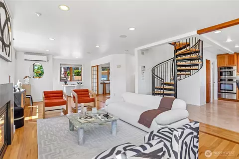 Living - 424 35th Ave S, Seattle, WA 98144 photo 2 of 3