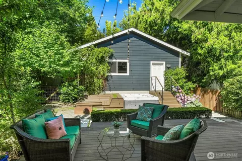 Exterior - 1229 18th Ave E, Seattle, WA 98112 photo 4 of 8