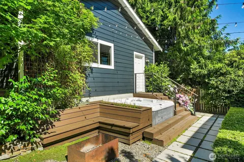 Exterior - 1229 18th Ave E, Seattle, WA 98112 photo 6 of 8