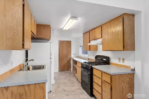 Kitchen - 2307 Rockefeller Ave, Everett, WA 98201 photo 1 of 3