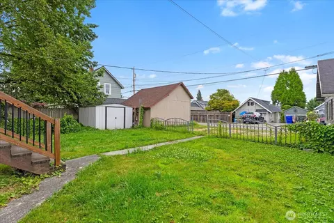 Exterior - 2307 Rockefeller Ave, Everett, WA 98201 photo 2 of 5