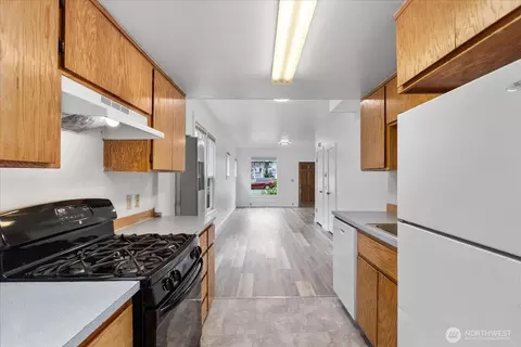Kitchen - 2307 Rockefeller Ave, Everett, WA 98201 photo 2 of 3