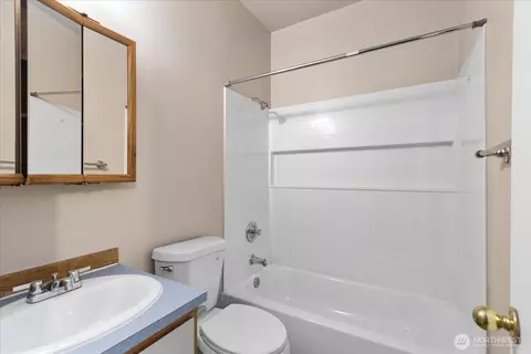 Bath - 2307 Rockefeller Ave, Everett, WA 98201 photo 2 of 2