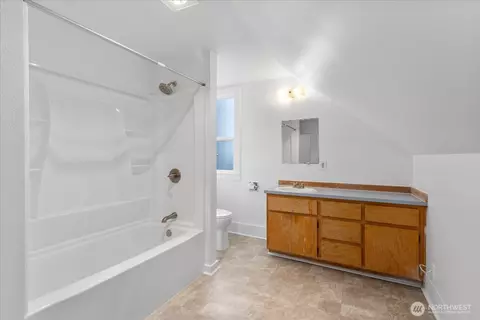 Bath - 2307 Rockefeller Ave, Everett, WA 98201 photo 1 of 2
