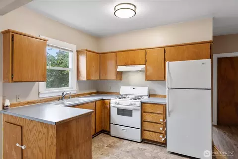 Kitchen - 2307 Rockefeller Ave, Everett, WA 98201 photo 3 of 3