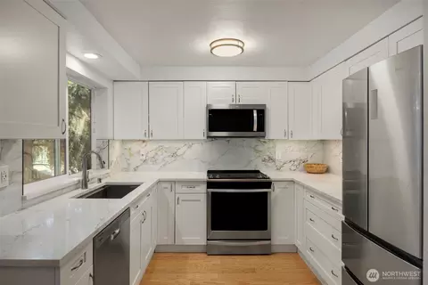 4231 NE 5th St #B203, Renton, WA 98059