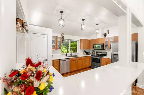 Kitchen - 14616 106th Ave NE, Bothell, WA 98011 photo 2 of 4