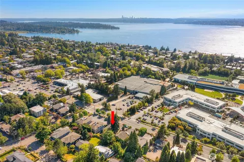 822 6th St S, Kirkland, WA 98033