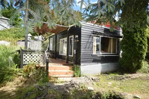 1647 Beach Dr E, Port Orchard, WA 98366