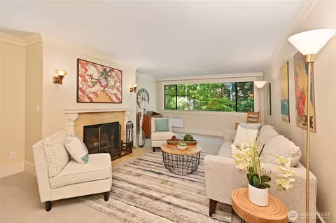 5858 NE Parkpoint Dr #F-203, Seattle, WA 98115