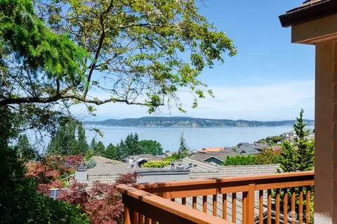 106 Chinook Ln, Steilacoom, WA 98388