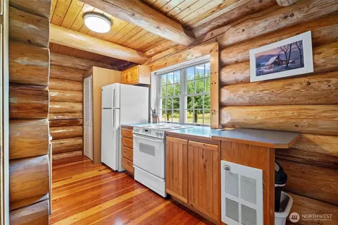 Kitchen - 231 Winter Rd, Winlock, WA 98596 photo 2 of 2