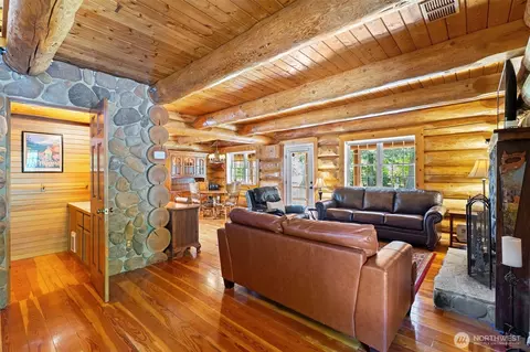 Living - 231 Winter Rd, Winlock, WA 98596 photo 4 of 5