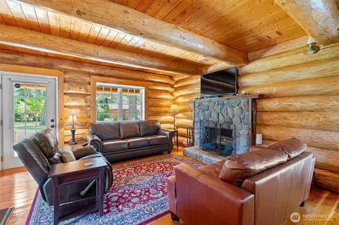 Living - 231 Winter Rd, Winlock, WA 98596 photo 2 of 5