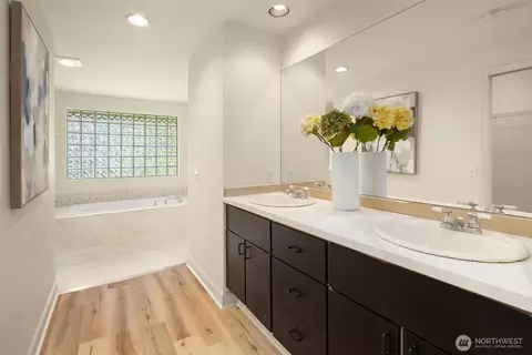 Bath - 314 25th Ave E, Seattle, WA 98112 photo 2 of 5