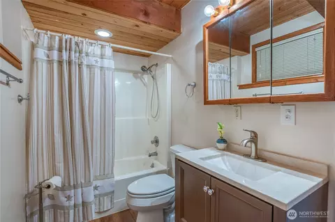Bath - 78 Lodge Ln, Eastsound, WA 98245 photo 2 of 2