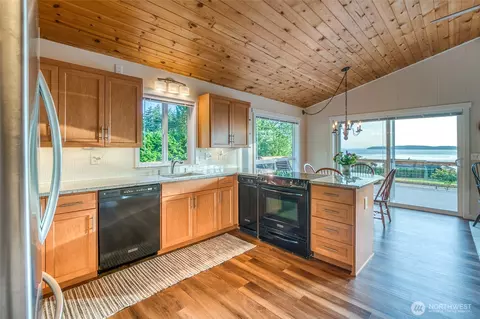 Kitchen - 78 Lodge Ln, Eastsound, WA 98245 photo 1 of 2