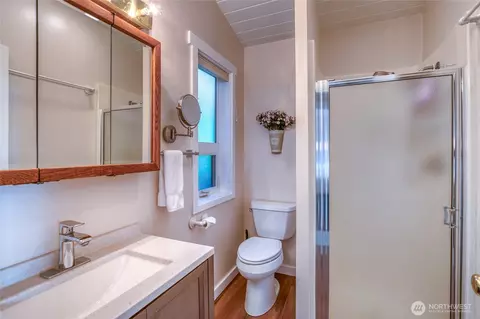 Bath - 78 Lodge Ln, Eastsound, WA 98245 photo 1 of 2