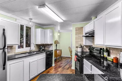 Kitchen - 46649 Baker Loop Rd, Concrete, WA 98237 photo 4 of 5