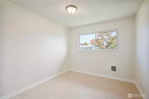 Bedroom - 1703 33rd Ave, Longview, WA 98632 photo 8 of 9
