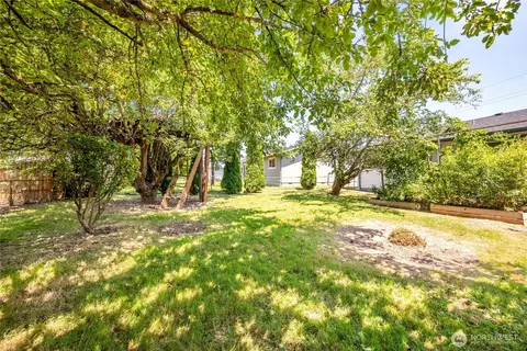 Exterior - 1703 33rd Ave, Longview, WA 98632 photo 5 of 9