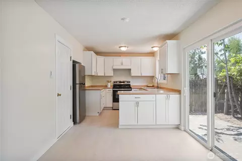 Kitchen - 1703 33rd Ave, Longview, WA 98632 photo 1 of 4