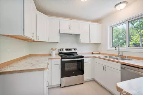 Kitchen - 1703 33rd Ave, Longview, WA 98632 photo 2 of 4