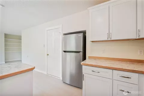 Kitchen - 1703 33rd Ave, Longview, WA 98632 photo 4 of 4