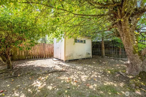 Exterior - 1703 33rd Ave, Longview, WA 98632 photo 4 of 9
