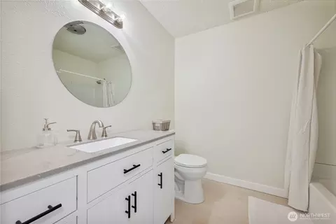 Bath - 1703 33rd Ave, Longview, WA 98632 photo 2 of 2