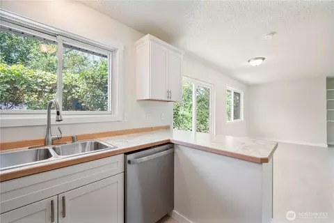 Kitchen - 1703 33rd Ave, Longview, WA 98632 photo 3 of 4