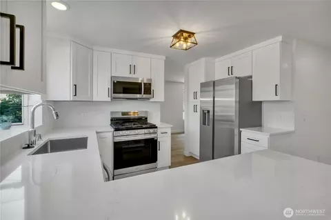 Kitchen - 101 Jewell St, Enumclaw, WA 98022 photo 3 of 3