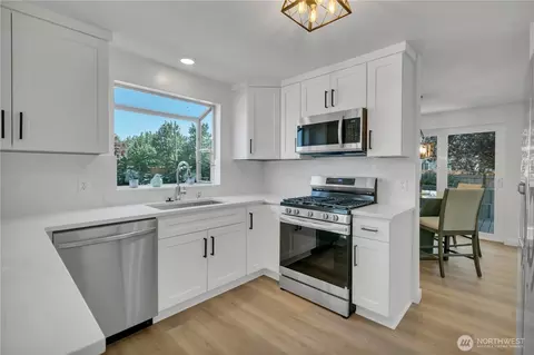 Kitchen - 101 Jewell St, Enumclaw, WA 98022 photo 2 of 3