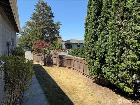 Exterior - 10527 Beardslee Blvd, Bothell, WA 98011 photo 3 of 9