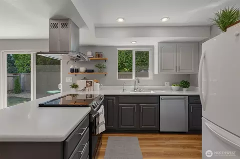 Kitchen - 10527 Beardslee Blvd, Bothell, WA 98011 photo 3 of 3