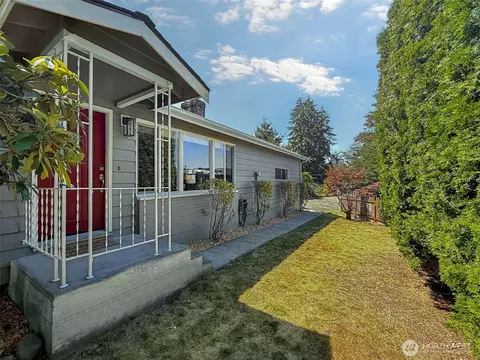 Exterior - 10527 Beardslee Blvd, Bothell, WA 98011 photo 4 of 11