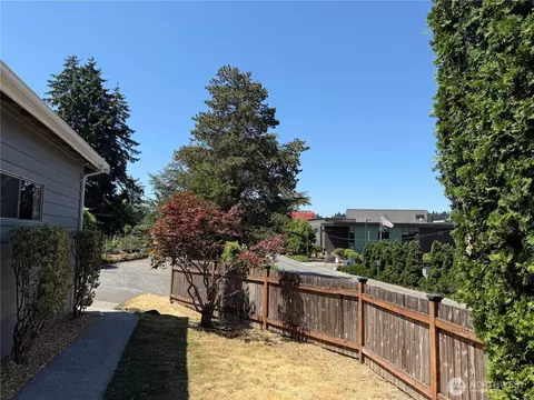 Exterior - 10527 Beardslee Blvd, Bothell, WA 98011 photo 4 of 9