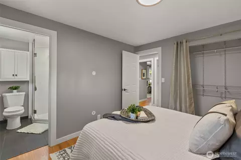 Bedroom - 10527 Beardslee Blvd, Bothell, WA 98011 photo 3 of 6