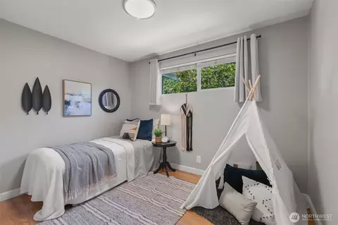 Bedroom - 10527 Beardslee Blvd, Bothell, WA 98011 photo 4 of 6