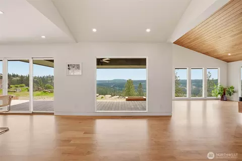 Living - 226 High Dr, Spokane, WA 99203 photo 1 of 4